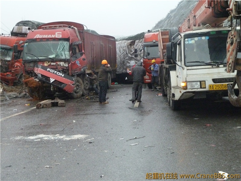11年凝冻高速救援现场_副本.jpg