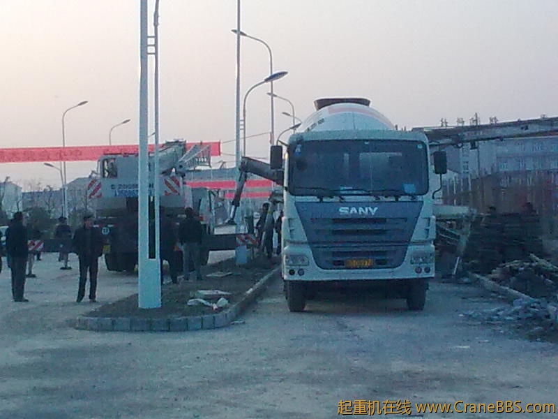 他吊的是泵车的支腿