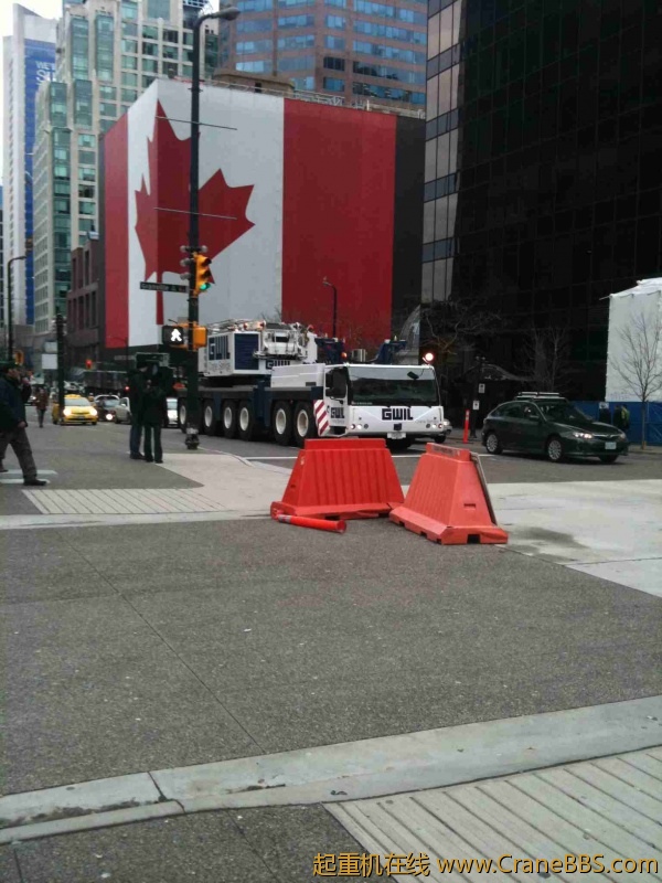 2010年一月冬奥会之前，LTM1400-7.1拖着巨大的身躯呼啸而过，，，