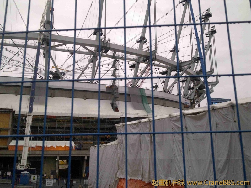 履带吊就看见个副臂，不知道是哪款。。。。