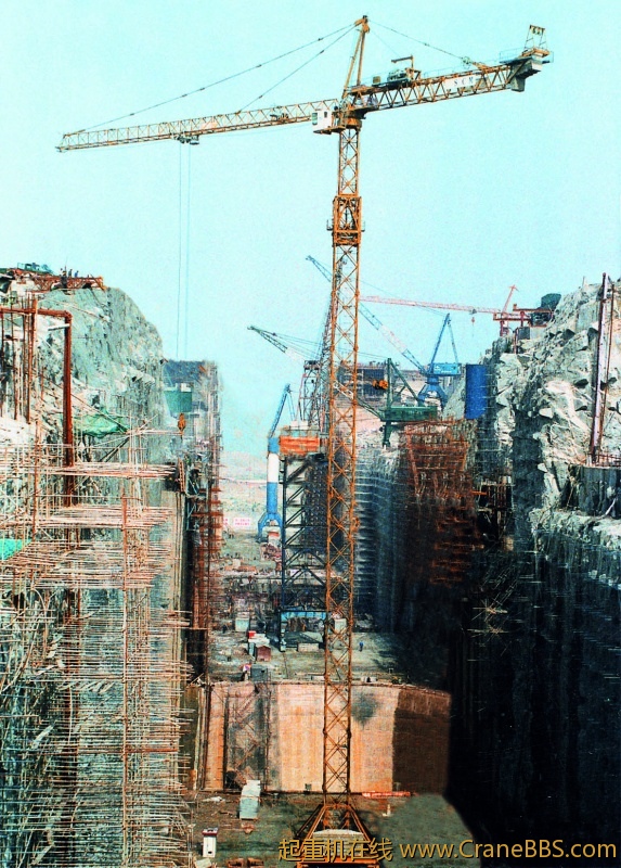 2000年C7050塔机在三峡大坝永久船闸.jpg