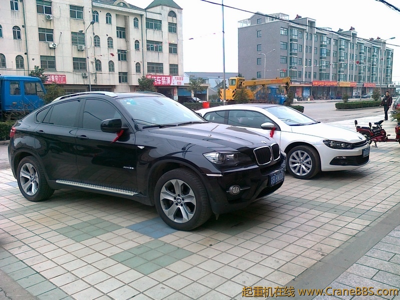 人家的车 顶咋小八 5  6个呢