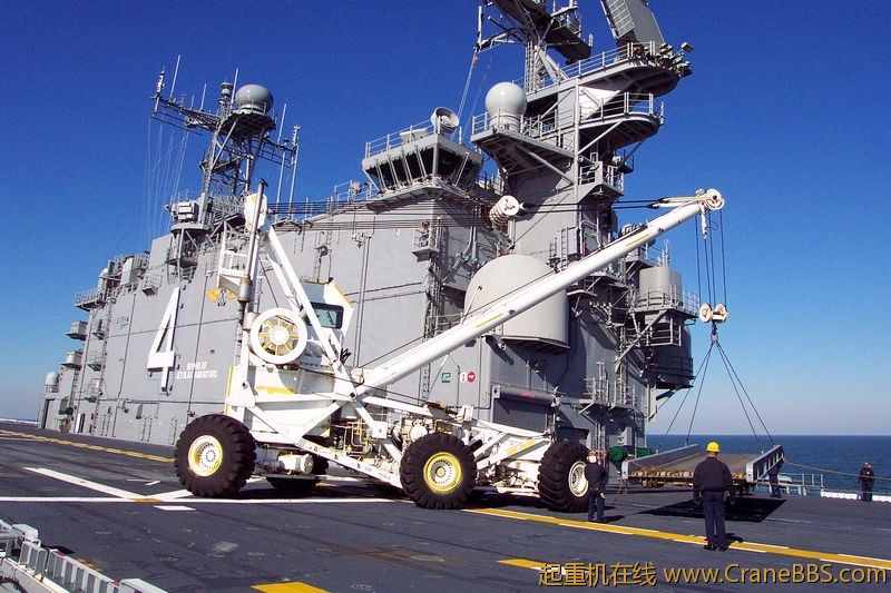800px-020108-N-9977R-002_Salvage_Crane_on_Flight_Deck.jpg