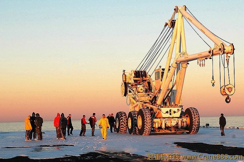 800px-US_Navy_060106-N-5946V-020_Crew_members_move_a_emergency_heavy_lift_crane_.jpg