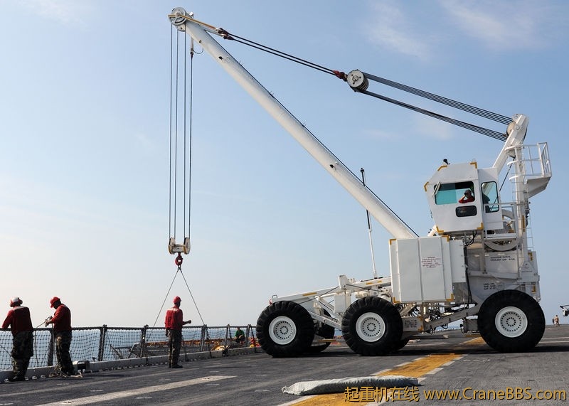 800px-US_Navy_100712-N-2908M-002_Crash_and_salvage_team_stores_loading_ramp.jpg