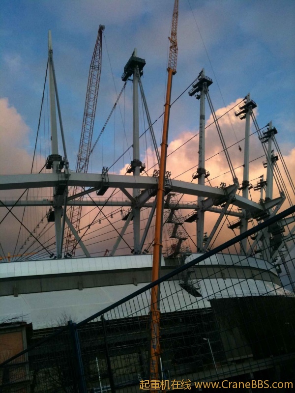 大家伙都关在会场内，，进不去。。。。