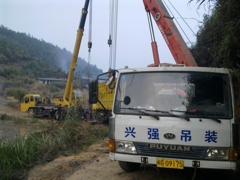 提不到路面翻，超载了，