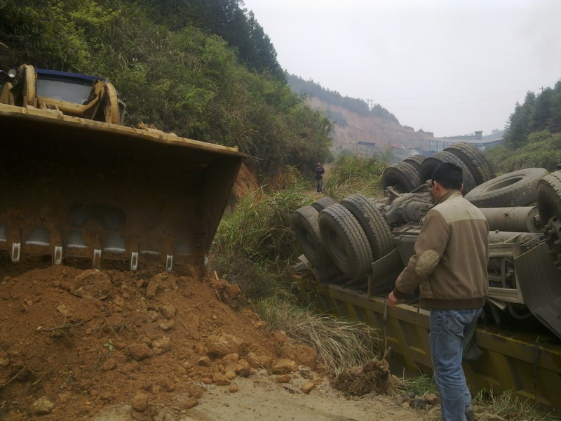 事故车就是从这弯道翻的，路垮了，车货总重90吨