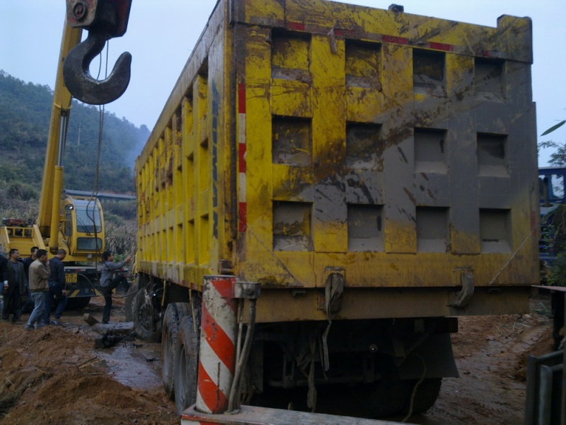 后部分太重，20吨一部提不起，12T过来先帮忙了下，车厢从水里拔了一段起来