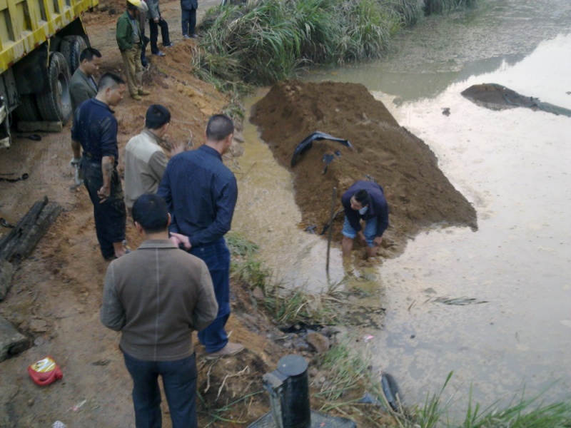 一车矿粉都在水里了
