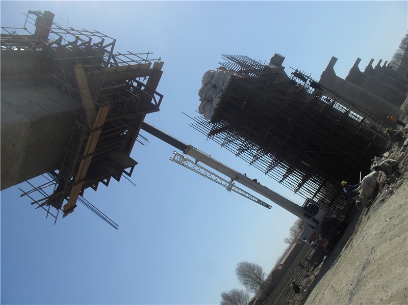 中联兄弟向我挑战，看谁干得快，都是包的活，早干完早回家，一人40立混粘土，我比他幅度要大得多！