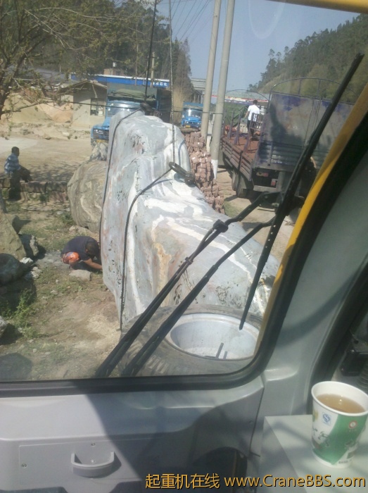 已从车上卸下来了，屁股对屁股，石头重26.5T