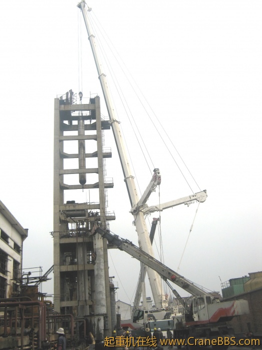 合成塔吊装