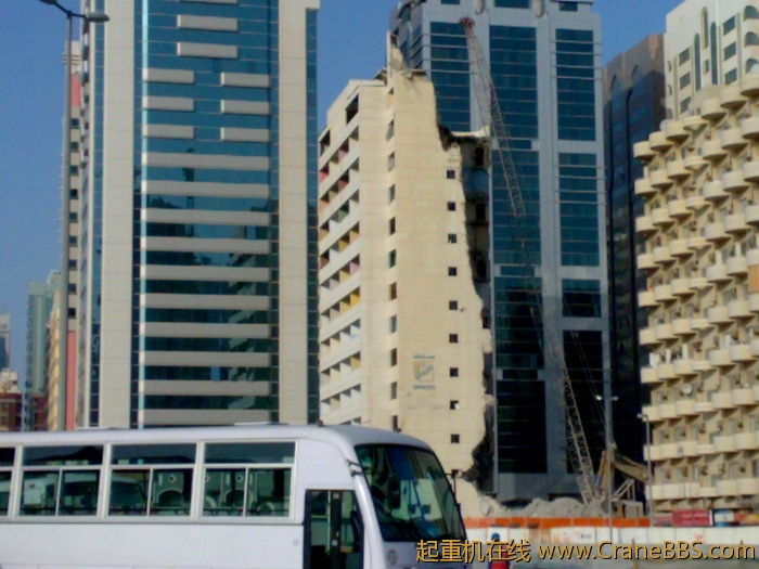 吊车砸楼