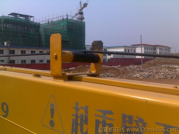 原先的钢筋老是磨钢丝绳，12元买了个工程用滚轮改在上面了