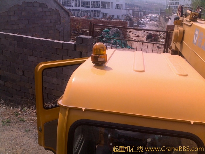 利用原先的驾驶室吊装孔改装上的警示灯，在道路施救或者危险地段的时候有良好的警示作用