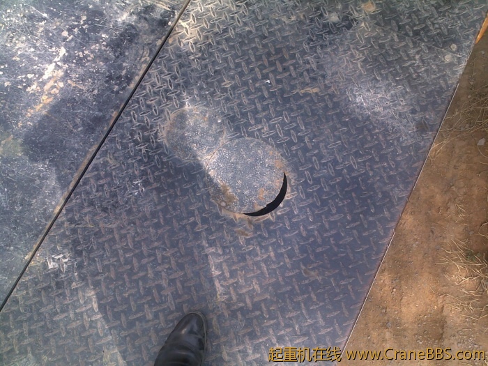 原先的车体走板没有覆盖的液压油箱孔盖现在全部盖起，防止在上面踩空或者落入杂物