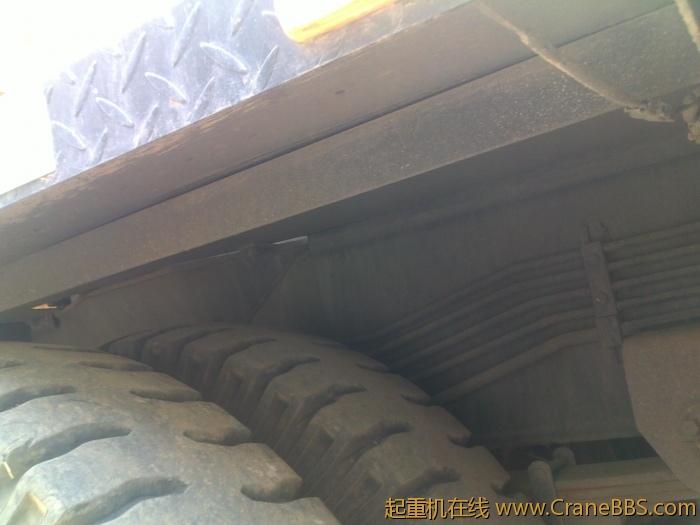 仔细观察轮胎上面的角铁是自己加上的。因为走台的铁板不是很厚，行驶的时候总是响，加固一下效果好多了