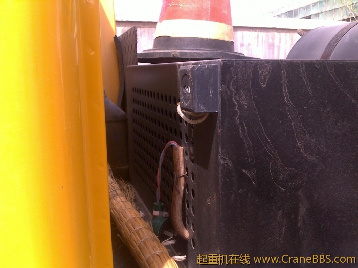 在此位置增加了一个外接的24V的插座，夜间工作时可以接工作灯和充气泵