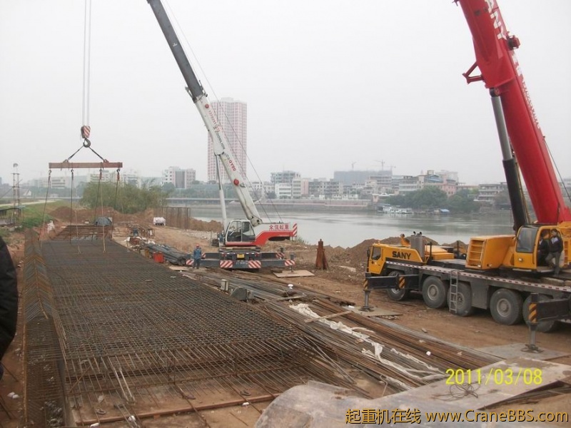 起吊一个护土钢筋笼