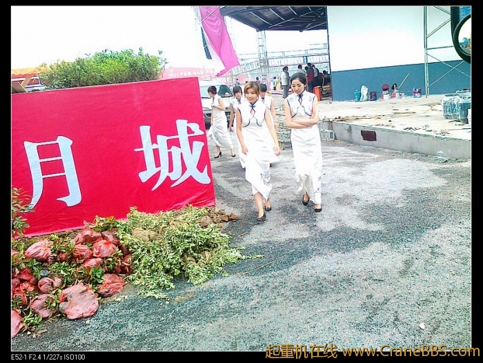 模特？？ 长的惨淡啊