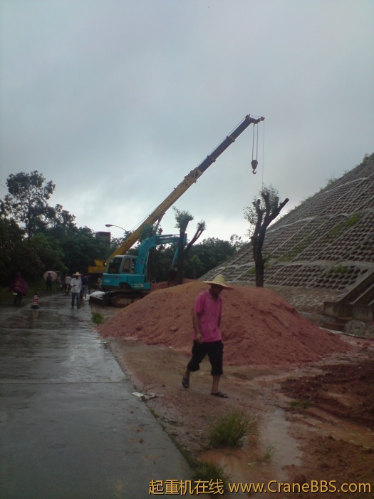 吊土填挡土墙的空隙.,