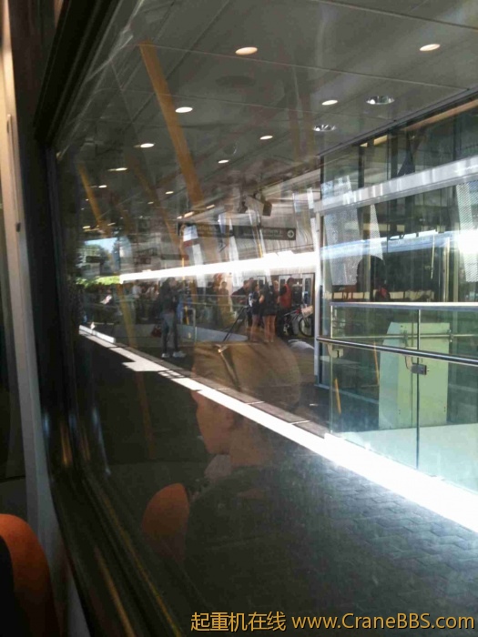 天车(SKYTRAIN)站汹涌的人群，天晓得如果输了比赛会怎样。。。。。。。。