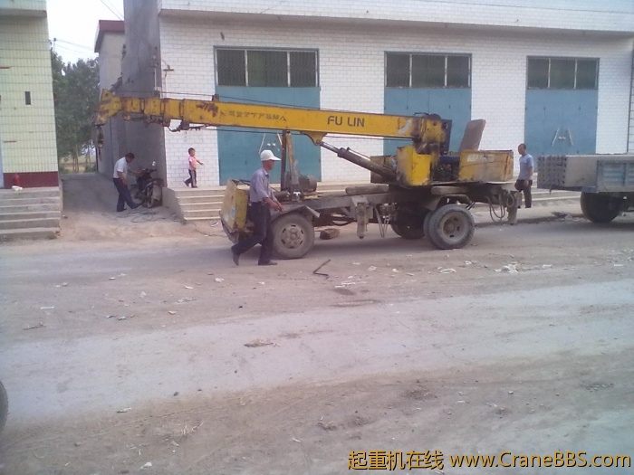 这吊车梁都弯了。。。