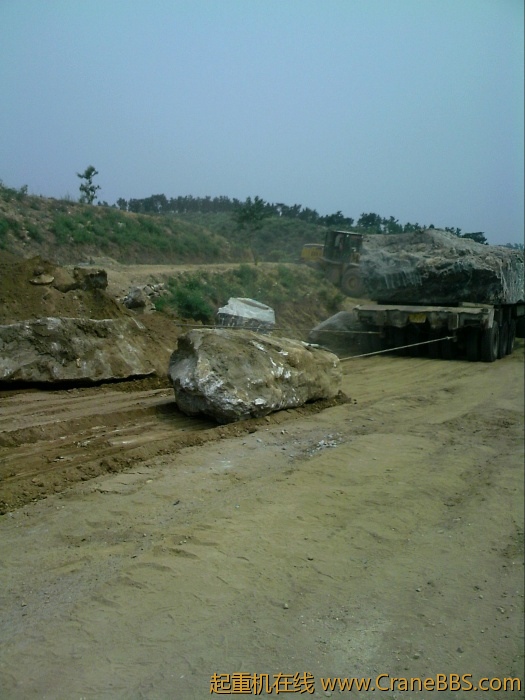 坡大拉几块石头当刹车