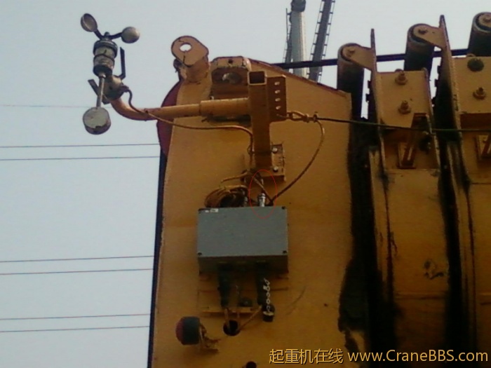 看红圈标记的位置，线就是从这个接头里边拔出来了，原来用焊锡焊住的