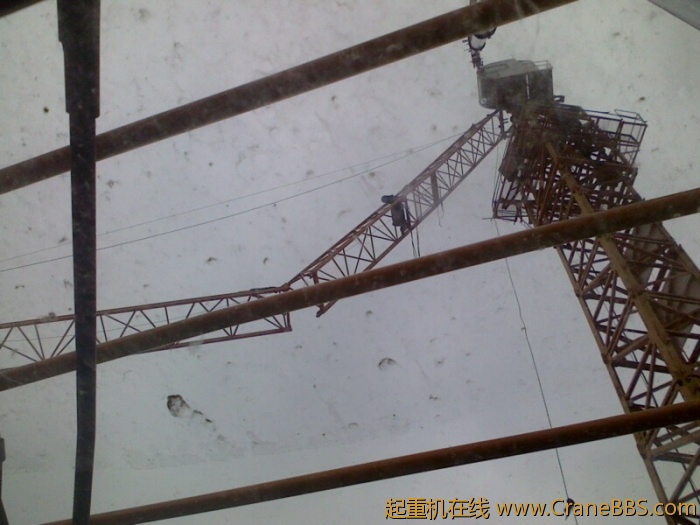 这个是事故吊，整个前臂成两节了、后面配重以及塔冒，后背都没有了