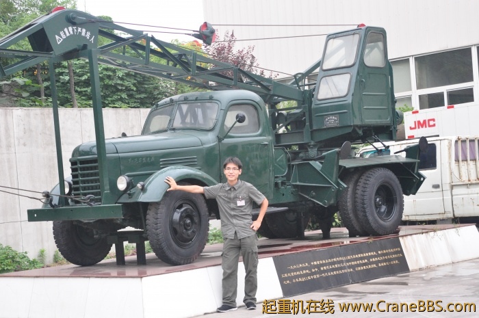 这台吊车看起来维护的非常不错，不知道还能不能开