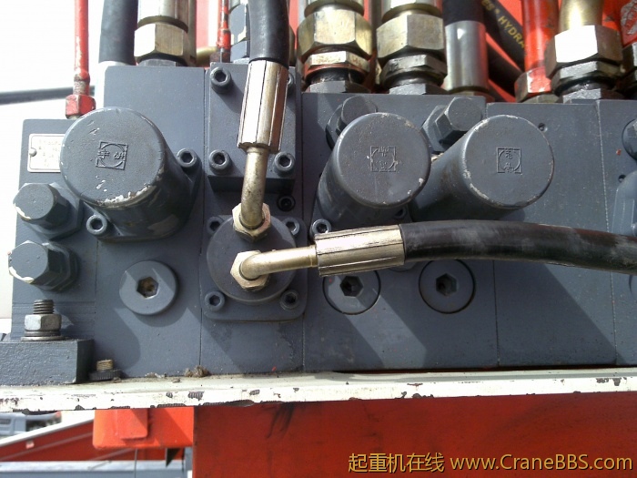 上面的这根管子子里面的阻尼孔