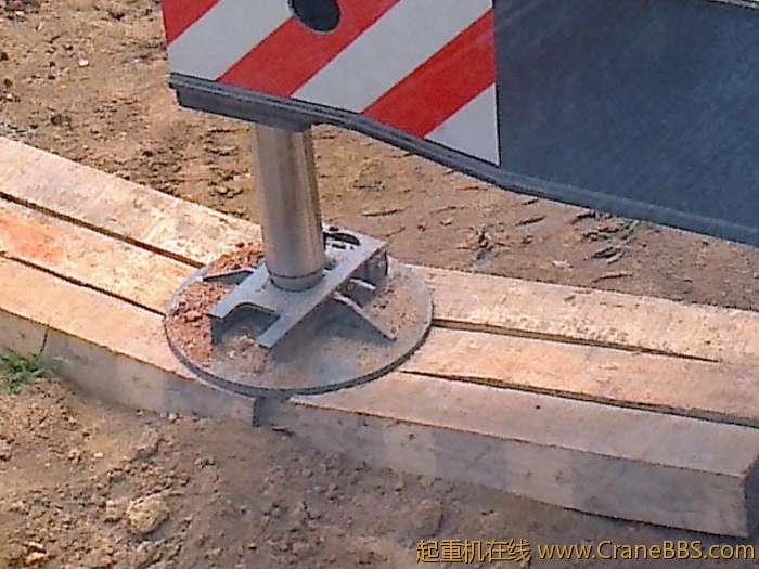 吊的太远把木头都压歪了