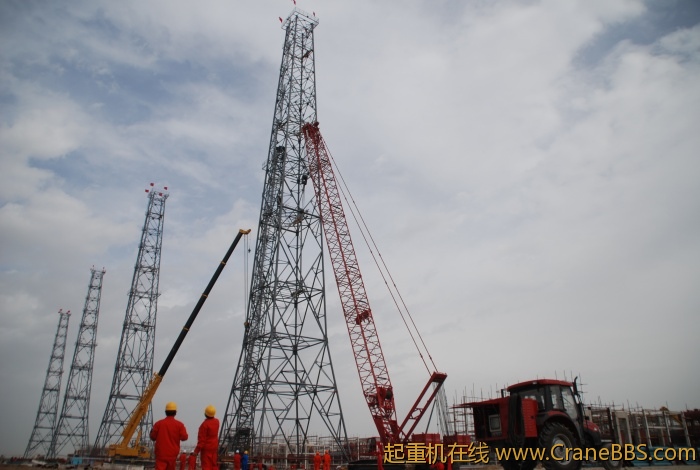 4月10日，四座尾气烟囱塔架安全提前吊装成功.JPG