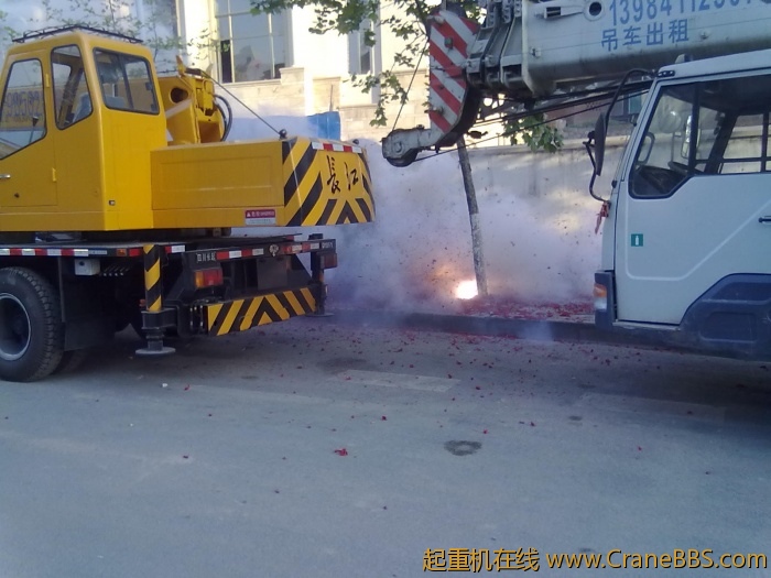 我爸朋友买的炮仗，红红火火的