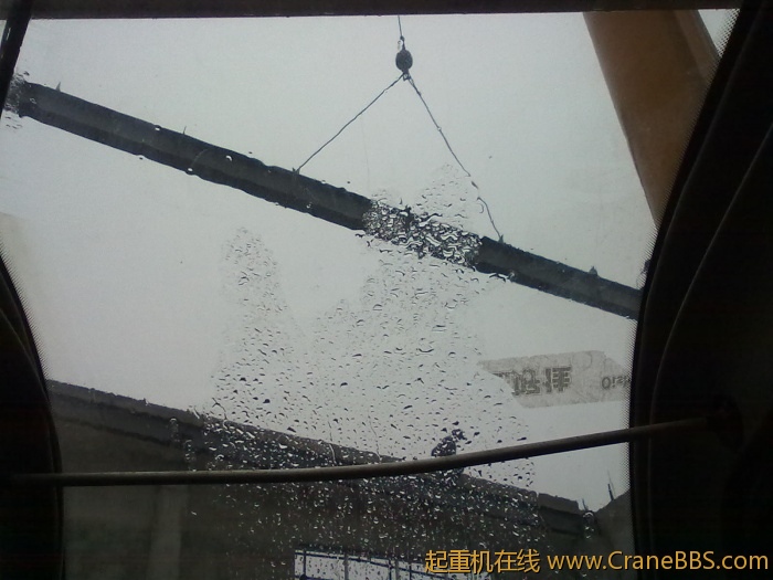 下雨天干活 真不是滋味