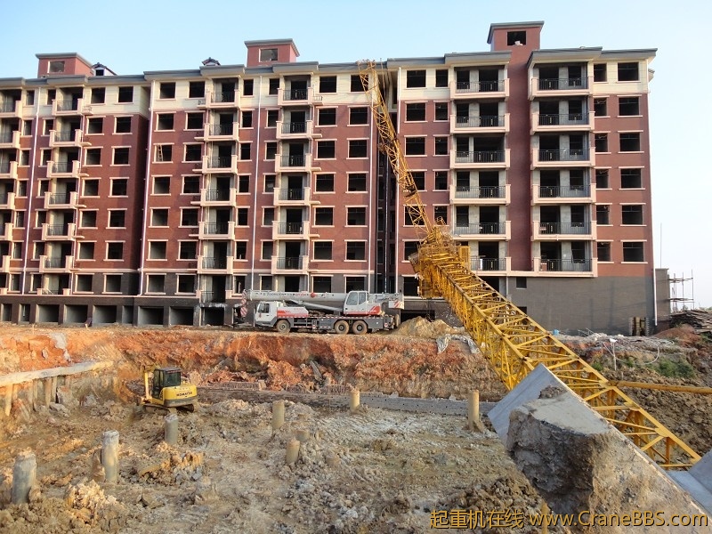 直接砸到房顶！