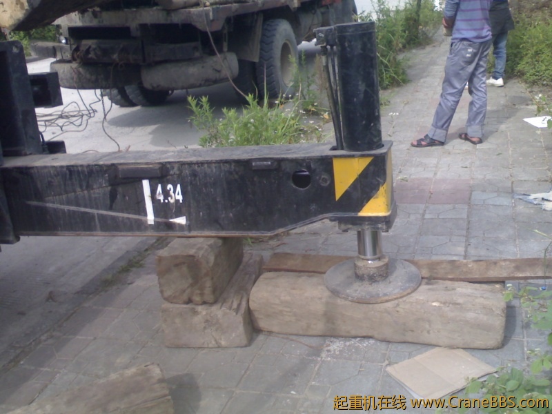 人行道上，下面是下水管，怕...