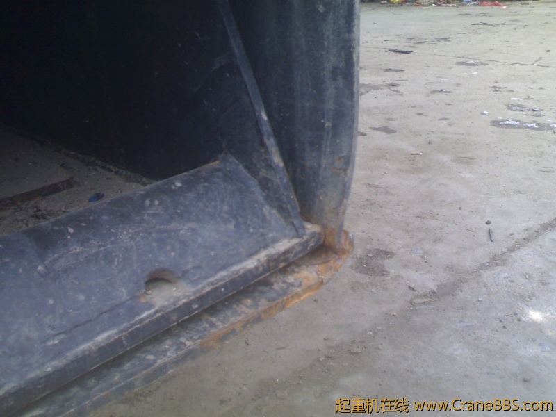 缅甸山路上调头，太窄，后面有个松土堆，不料里面埋了个硕大的石头，听跟车的说是都撞出火花来了，这该怎么 ...