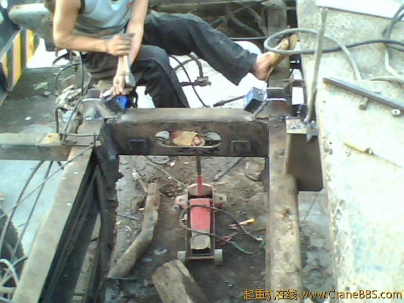 原车横梁后移正好加固大梁有了水箱和中冷器的位置