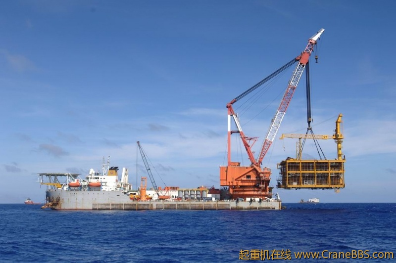 “蓝疆号”吊装重约2500吨的东模块.jpg