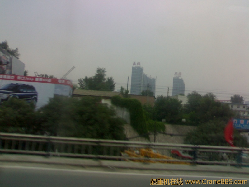 立交桥下的吊车、叉车、货车、随车吊停车场，还是有很多吊车闲着呀