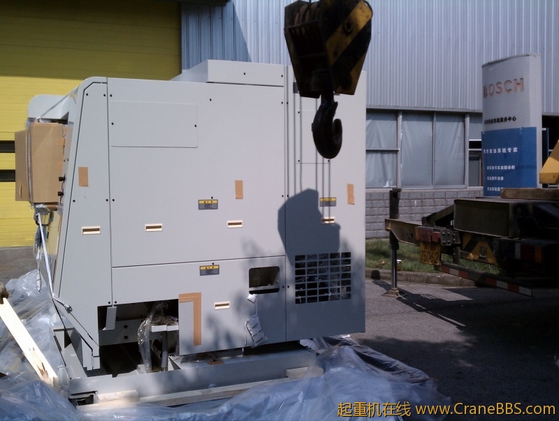 拆箱后，净重6.5吨，拆底盘上轮子拖进车间