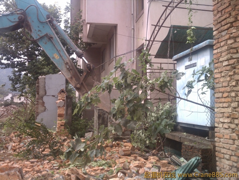 吊变压器，要拆围墙