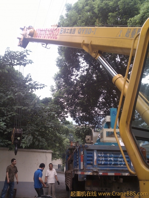 上面有电线 ，装了一半了。