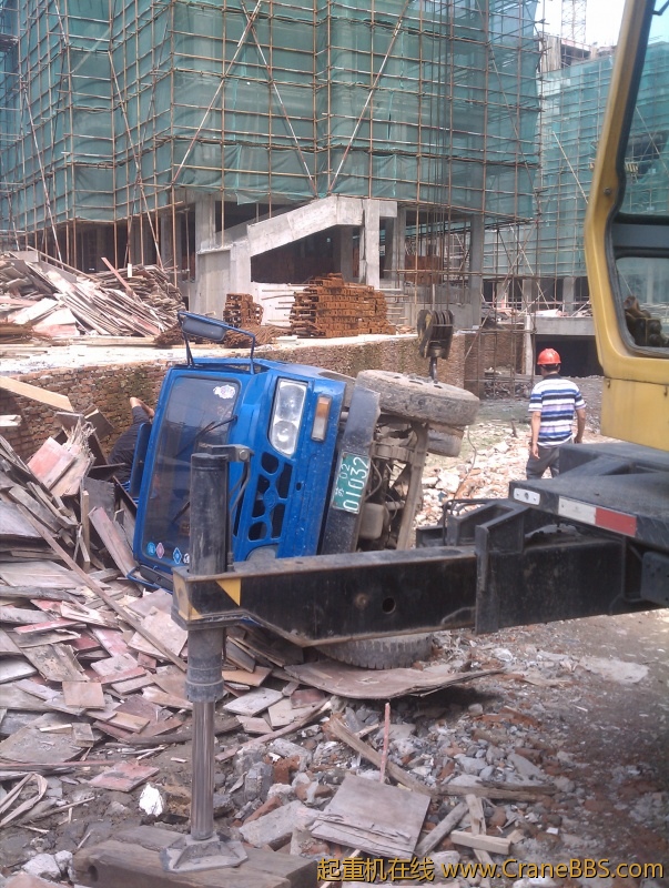 拖拉机翻译掉了。拉的黄沙