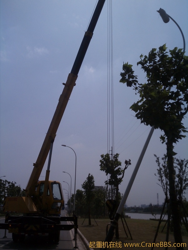 路灯被车撞坏了，拆下来