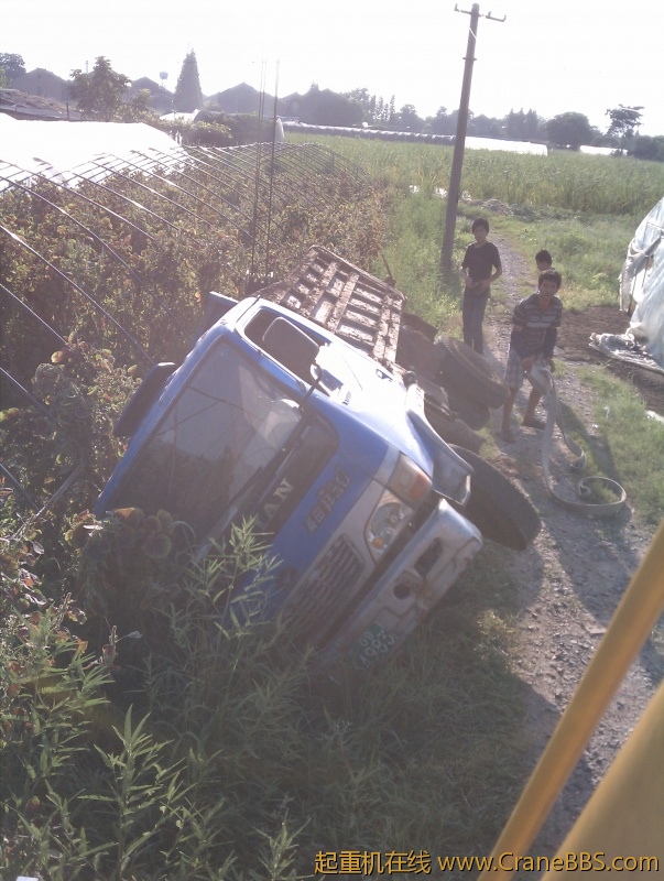 这拖机拉的是牛屎，臭啊~~