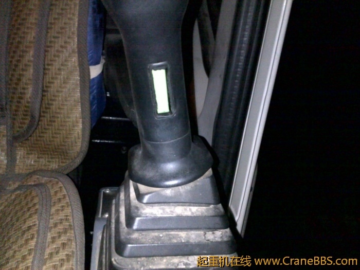 就是 白色的那个按钮 这个 掉色了